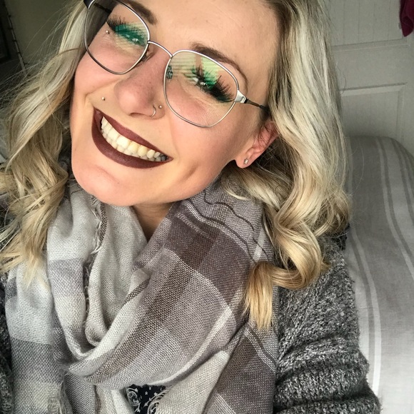 Meet your Posher, Skylee - Picture 2 of 3